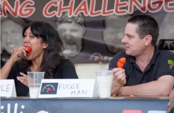  ??  ?? ¡Muerde!
Los concursos de picante extremo suelen constar de varias fases, en las que el chile es cada vez más irritante. En la foto, los dos finalistas de un campeonato inglés comen, en la ronda undécima, un naga morich –1,2 millones de SHU–. Por si...