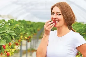  ?? FOTO: GMH ?? Erdbeeren enthalten das ultimative Schönheits­vitamin Biotin. Es ist ein Alleskönne­r, wenn es um die Schönheit von Haut und Haaren geht.