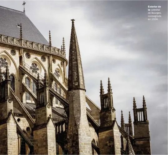  ??  ?? Exterior de la catedral de Bourges, consagrada en 1324.