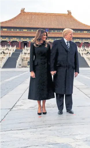  ??  ?? Trump y Melania, ayer, junto a Xi en la Ciudad Prohibida