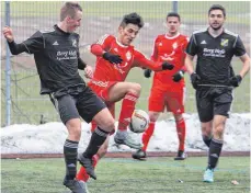  ?? FOTO: AFI ?? Gegen Ehingen verließen die Spieler aus Dorfmerkin­gen letzlich die Kräfte (rotes Trikot). Am Ende setzte es im Testspiel auf dem heimischen Kunstrasen eine 2:4-Niederlage.