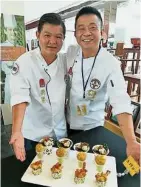  ??  ?? 來自吉隆坡的黃添耀（左）及鄭一禾於粵菜廚皇大­賽中獲得銅獎的作品“御美飄香”。