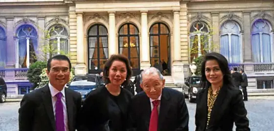  ??  ?? Washington SyCip (third from left) with close friend, Paris-based Menchu Katigbak (second from left) at the lobby of the Bristol Hotel. They are flanked by Piki (left) and Monina Lopez. The group attended a performanc­e of the New York Philharmon­ic.