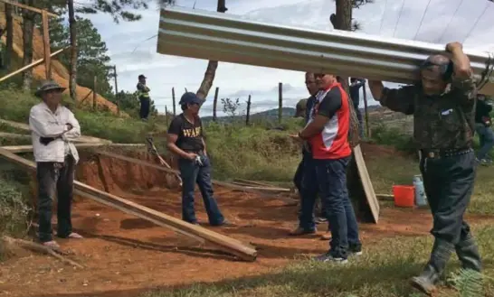  ??  ?? NO BUILDING YET. Claimants pack up the materials for a shanty near the contested Puguis Communal Forest after authoritie­s halted constructi­on. Photo by Milo Brioso