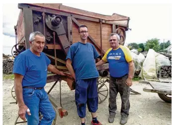  ??  ?? Michel Jolivet (à gauche) aux côtés de son fils Alexandre et de Philippe Le Roch, devant une batteuse à blé datant de 1930.