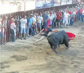  ?? N. AGUT ?? Momento de la lidia de un toro en la plaza, en unos Sanjuanes en Coria.