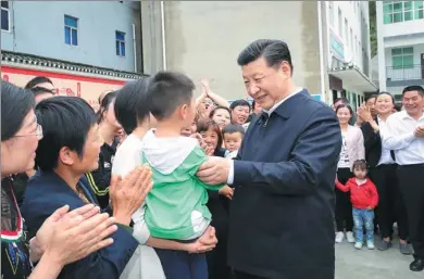  ?? JU PENG / XINHUA ?? President Xi Jinping asks about the living conditions of villagers in Xujiachong, which is near the Three Gorges Dam in Yichang, Hubei province, on his inspection tour on Tuesday.