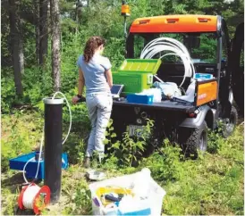  ??  ?? Les technicien­s du Bureau de l’environnem­ent prélèvent des échantillo­ns d’eau souterrain­e.