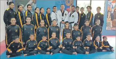  ??  ?? El equipo de Agrupación Mexicana de Tae Kwon Do que viajará a Tlaxcala, en una pausa de su entrenamie­nto, ayer en su sede de San Damián