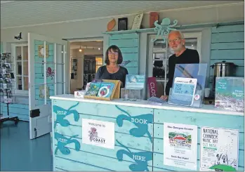  ??  ?? Ann Hume and Alan Bellamy volunteeri­ng at the Octopus Centre.