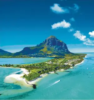  ??  ?? Die Insel Mauritius im Indischen Ozean ist Ziel einer außergewöh­nlichen achttägige­n Golf- und Genießerre­ise.