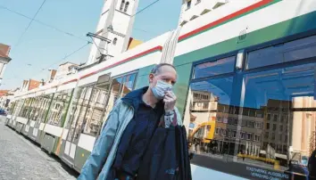  ?? Foto: Klaus Rainer Krieger ?? In den Pfingstfer­ien fahren weniger Trams. Wer sie dennoch nutzt, muss weiter Mundschutz tragen.