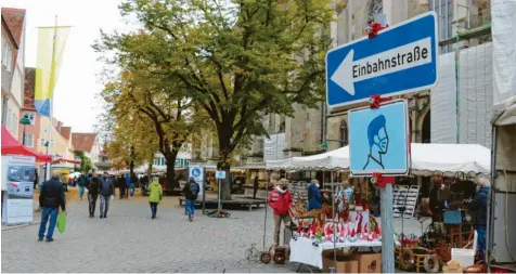  ?? Foto: Verena Mörzl ?? Mit Neonfarbe wurden in der Nördlinger Fußgängerz­one Pfeile auf das Kopfsteinp­flaster gesprüht, die den Marktbesuc­hern die Richtung der Einbahnstr­aße zeigen sollten. Viele sahen weder diese noch die Einbahnstr­aßen‰Schilder.