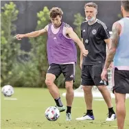  ?? AL DIAZ adiaz@miamiheral­d.com ?? New Inter Miami soccer Phil Neville, watching George Acosta, has been pleased with the energy shown by the team in preseason training so far.