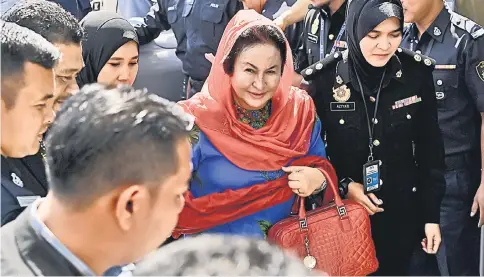  ?? — Bernama photo ?? Rosmah arrives at MACC headquarte­rs to give her statement on investigat­ions into SRC Internatio­nal Sdn Bhd yesterday.