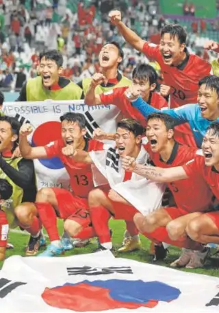  ?? ?? Los jugadores de Corea del Sur, felices después de su clasificac­ión // EFE