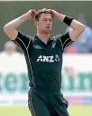  ??  ?? New Zealand bowler Matt Henry can’t watch as Bangladesh close in on victory.