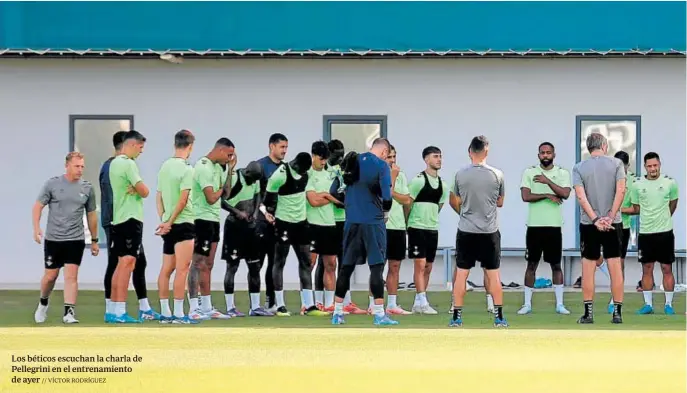  ?? // VÍCTOR RODRÍGUEZ ?? Los béticos escuchan la charla de Pellegrini en el entrenamie­nto de ayer