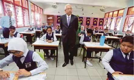  ?? PIC BY MALAI ROSMAH TUAH ?? Education Minister Datuk Seri Mahdzir Khalid overseeing the first day of the Ujian Pencapaian Sekolah Rendah examinatio­n at SK Seri Gaya in Kota Kinabalu yesterday.