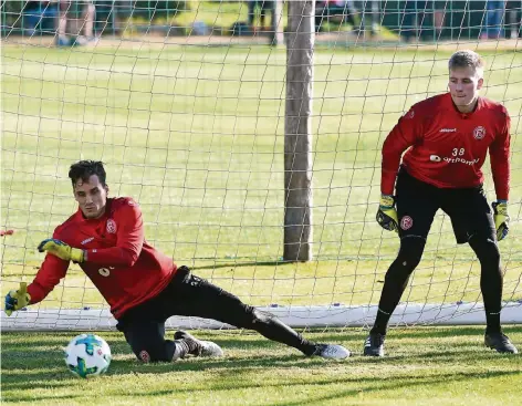  ?? FOTO: CHRISTOF WOLFF ?? Raphael Wolf (links) und Tim Wiesner beim Training in Marbella. Nun ruhen alle Hoffnungen auf einer schnellen Genesung Wolfs.