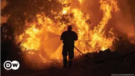  ??  ?? Greece battles raging wildfires