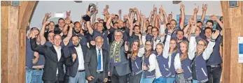  ?? FOTO: GERD MÄGERLE ?? Jubelbild mit Pokal und Oberbürger­meister: Die Biberach Beavers wurden für ihren Aufstieg in die zweite Bundesliga mit einem Empfang durch die Stadt geehrt.