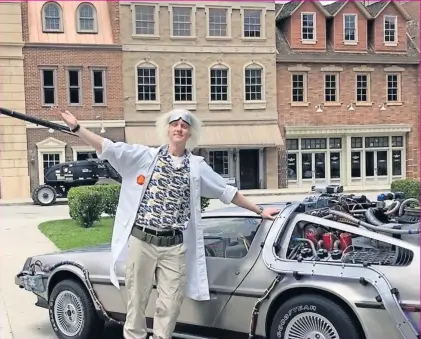  ?? ?? El Doc recibe a los visitantes en el Courthouse Square, que debutó en 1948 para la cinta An act of murder y es conocido por Back to the future.