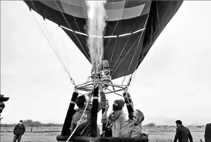  ?? archivo / el comercio ?? En Yahuarcoch­a se harán por primera vez, este domingo, paseos nocturnos en un globo aerostátic­o.