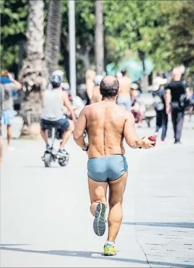  ?? LLIBERT TEIXIDÓ ?? La práctica de deporte a pleno sol durante una ola de calor supone un riesgo vital