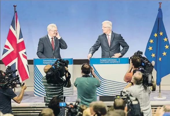  ?? GEERT VANDEN WIJNGAERT / AP ?? El negociador británico David Davis (izquierda) y su homólogo europeo, Michel Barnier, comentan el resultado de la segunda ronda