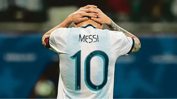  ?? Foto: ČTK ?? Argentina - Kolumbie 0:2 Messi a spol. prohráli úvodní zápas na šampionátu Jižní Ameriky. Ve skupině ještě narazí na Paraguay a Katar.