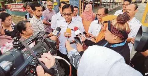  ??  ?? AZMAN ketika sidang media selepas melawat Sekolah Kebangsaan Pasir Gudang 4.