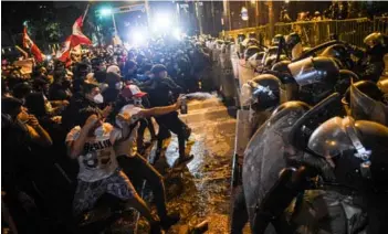  ??  ?? O Ernesto Benavides (AFP/Lima) ganó el segundo premio en la categoría “Instantáne­as de actualidad, reportajes”, con la serie “vacancia presidenci­al”, sobre las manifestac­iones contra la destitució­n del expresiden­te peruano Martín Vizcarra.