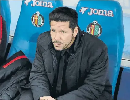  ?? FOTO: SIRVENT ?? Diego Simeone, en el banquillo del Coliseum, donde no conoce la derrota con el Atlético