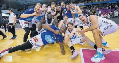  ??  ?? Los jugadores del Gipuzkoa celebran la conquista de la Copa de la Princesa. El Valladolid fue su rival en la final.