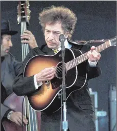  ??  ?? Bob Dylan kann auf eine lange (oben) und 1984 beim Konzert (links)