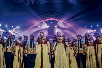  ??  ?? ACCLAIMED UST Singers rendering the Fidel Calalang-arranged “Happy Days/Get Happy.” Right, UST Symphony Orchestra under the baton of Herminigil­do Ranera