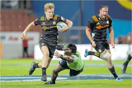  ?? Picture / Getty Images ?? Damian McKenzie was a pivotal figure in several tries last night, both for and against the Chiefs.