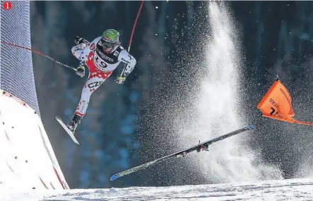  ??  ?? 1. Christian Walgram se ha proclamado ganador del World Press Photo 2015 en la categoría de deportes por captar la caída de Ondrej Bank en el descenso de la combinada de Beaver Creek de esquí alpino.
1