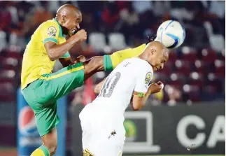  ??  ?? DANGEROUS PLAY: South Africa's Calvin Ngonca Anele, left, challenges Ghana's midfielder Andre Ayew during the 2015 African Cup of Nations Group C match in Mongomo on Tuesday night. (AFP)