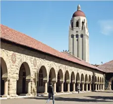  ??  ?? Personas Caminan por el campus de la Universida­d de stanford