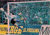  ?? ?? A Berna il 17 ottobre 1987 Walter Zenga volava a deviare un colpo di testa in Italia-Svizzera per le qualificaz­ioni all’Europeo 1988