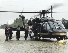  ?? Texasané na snímku mají vodu „jen“po kotníky, někteří ale čekali na záchranáře na střechách domů nebo aut. FOTO REUTERS ?? Konečně pomoc!