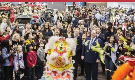  ?? MARCUS OLENIUK FOR THE TORONTO STAR ?? AutoShow president Bob Redinger, right, joins China’s Consul General He Wei and spectators in celebratin­g the Chinese New Year at the show.