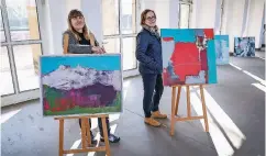  ??  ?? Die Künstler-Freundinne­n Elisabeth Wagner (l.) und Christina Risse mit ihren aktuellen Werken im Ballhaus