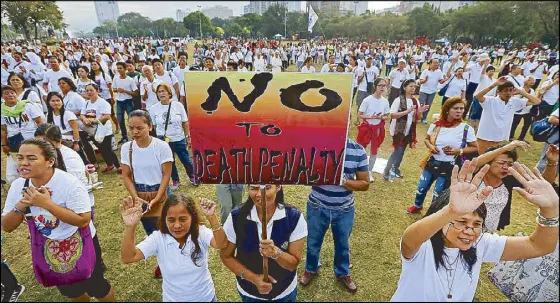  ?? AP ?? Catholic faithful join the ‘Walk for Life’ prayer rally in Manila’s Rizal Park to oppose death penalty and drug killings yesterday.