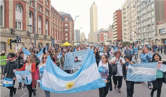  ?? Mara SoSti ?? La columna atravesó el centro de Mar del Plata y se cruzó con el triatlón