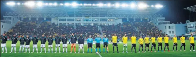  ?? ?? Los jugadores del Real Madrid y del Sheriff posan mientras escuchan el himno de la Champions en el coqueto estadio del equipo transnistr­io.