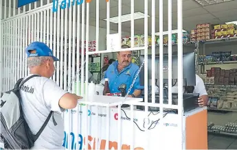  ?? FOTO: FRANKLYN MUÑOZ. ?? CONSUMO. Un adulto mayor compra en la nueva tienda de Barandilla­s.