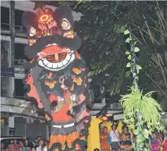  ??  ?? A lion dance performanc­e by a troupe from Tai Pek Kong Hock Leong Ten Temple.